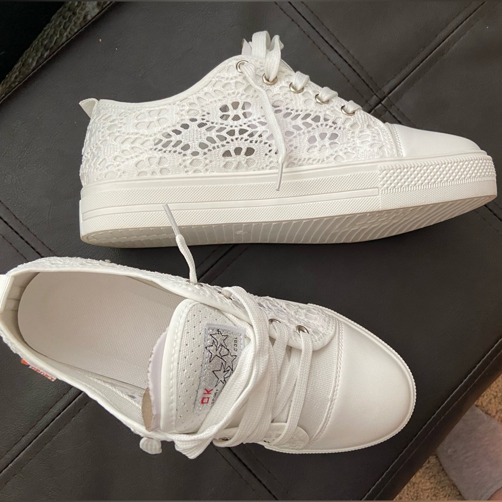 Lace tennis shoes